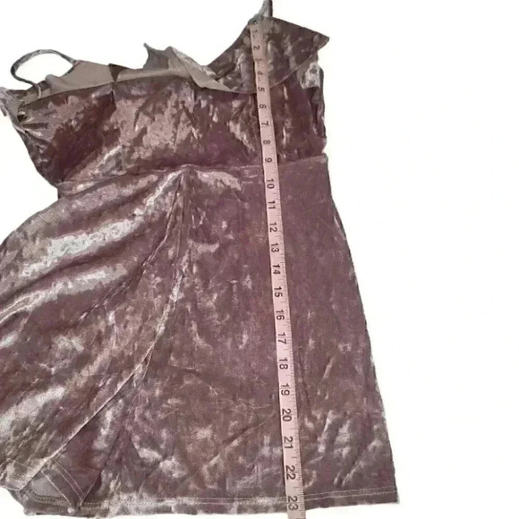Urban Outfitters Sexy Women Crushed Velvet Flowy Pink Ruffle Romper Size Medium - Picture 11 of 12